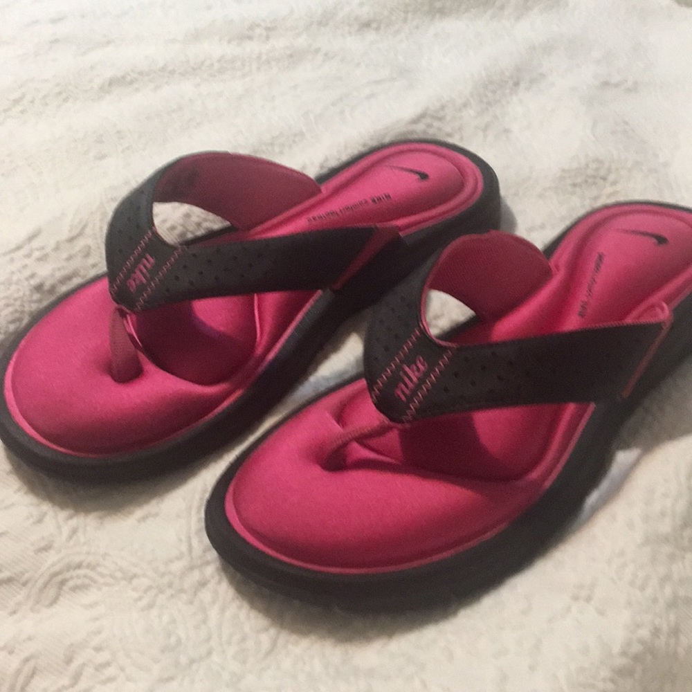 Memory foam (lightly worn) Nike flip flops
